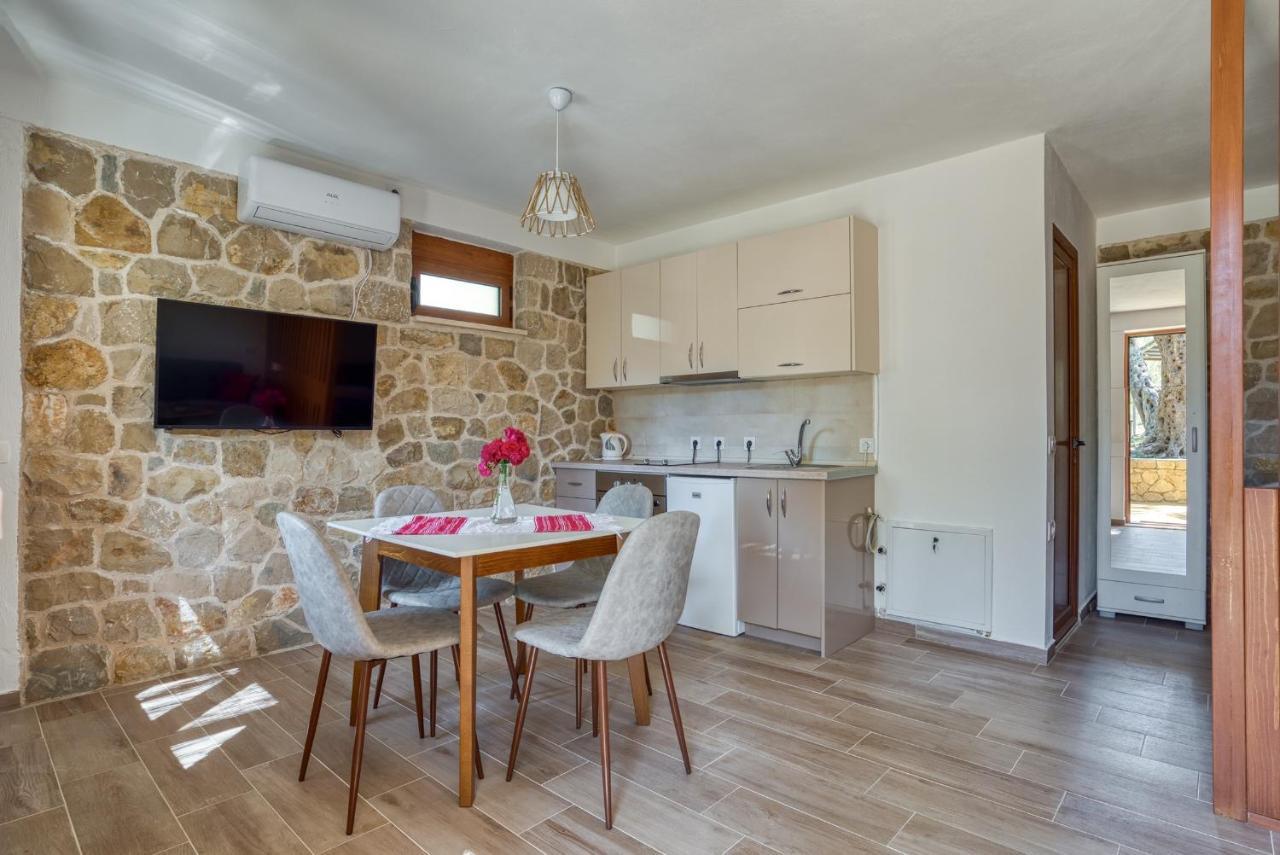 Stonehouse In Olives Daire