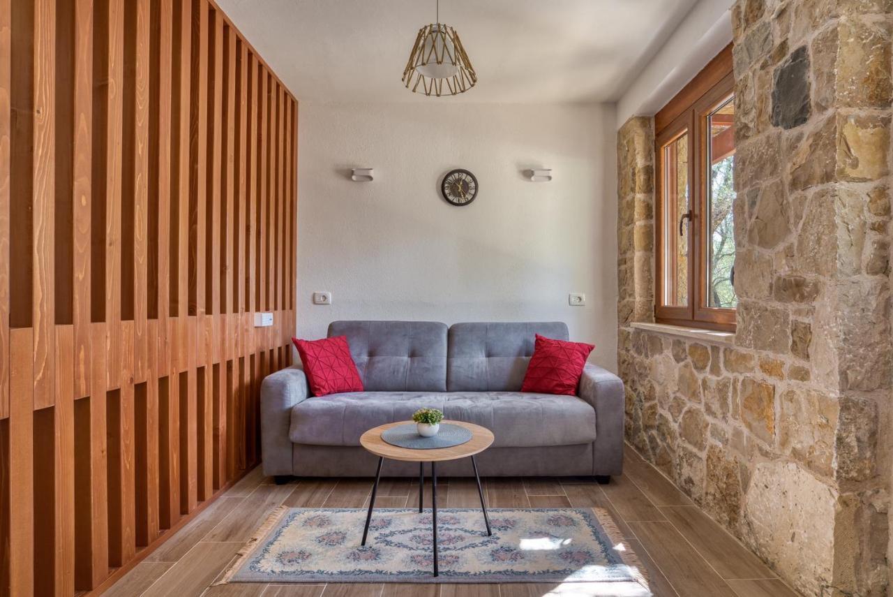 Stonehouse In Olives Daire *