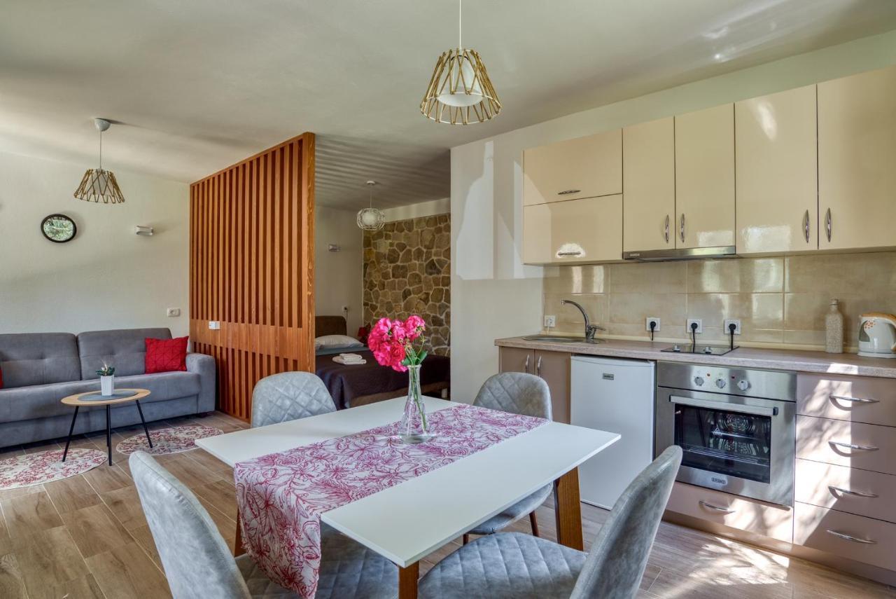 Stonehouse In Olives Daire *